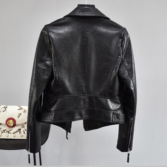 ☘️SALE- last 1☘️Vegan leather short moto jacket - Picture 6 of 9